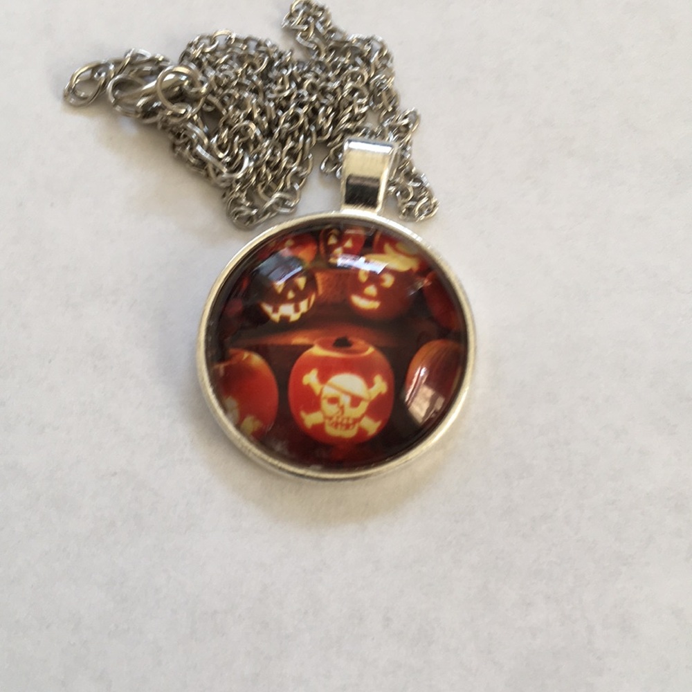 Halloween pendant w necklace.